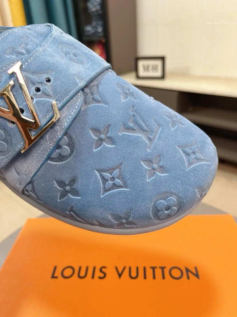 Men's Men's Shoes 💰400🌸🌸🌸🌸LV Easy 2025 new men's casual sandals and slippers, made of suede cow leather, with Monogram pattern to highlight the trendy style. Adjustable straps illuminated with LV letters, while a resilient insole and micro outsole provide lightweight comfort. Made of suede cow leather with embossed Monogram pattern and brand element metal hardware✅Adjustable straps➕Tough insole‼ ️Micro outsole. Comfortable and easy to wear‼ ️ size：38-45